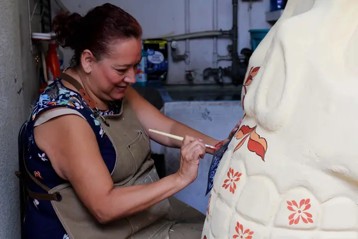 Trabajo de detalle en las flores rojas de la calavera marfil.