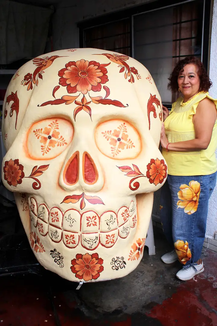 Irma Rosa Alavez Castillo junto a la calavera marfil terminada.
