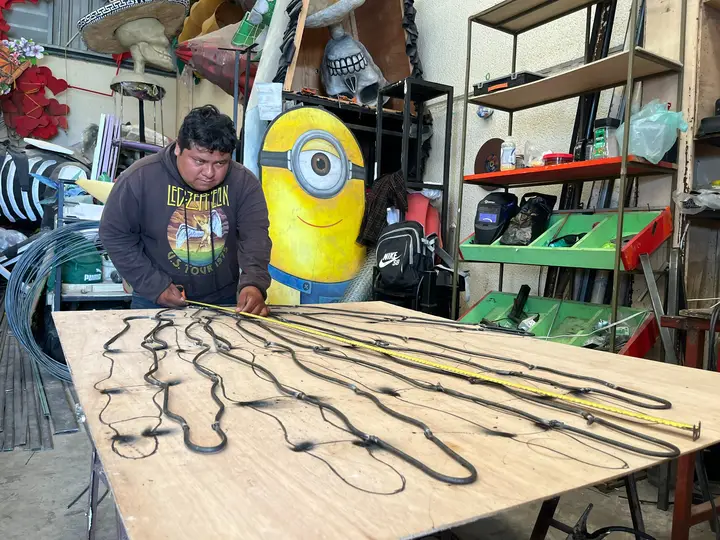 Corte y perfilado de piezas sobre la mesa de trabajo.