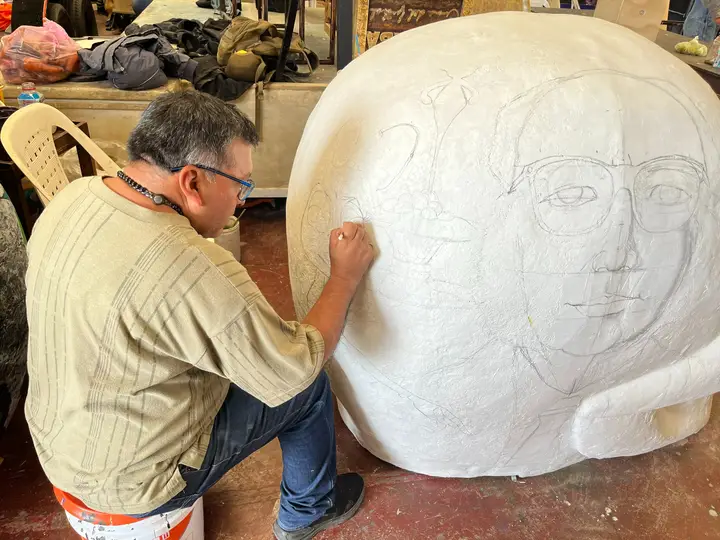 Trazo de un rostro sobre una calavera de yeso.