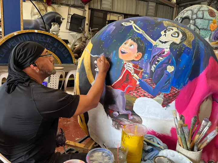 Pintura de un personaje sobre la calavera en el taller.