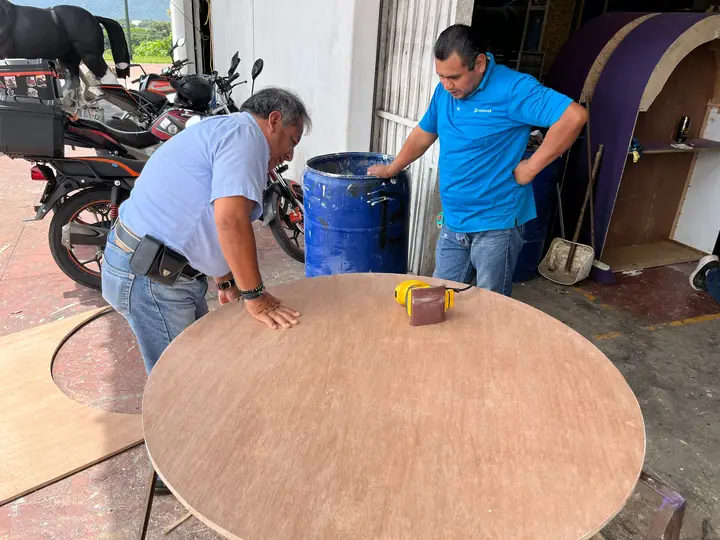 Dos integrantes del departamento trabajan sobre una base circular.