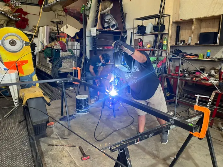 Soldadura de la estructura metálica de un carro alegórico.