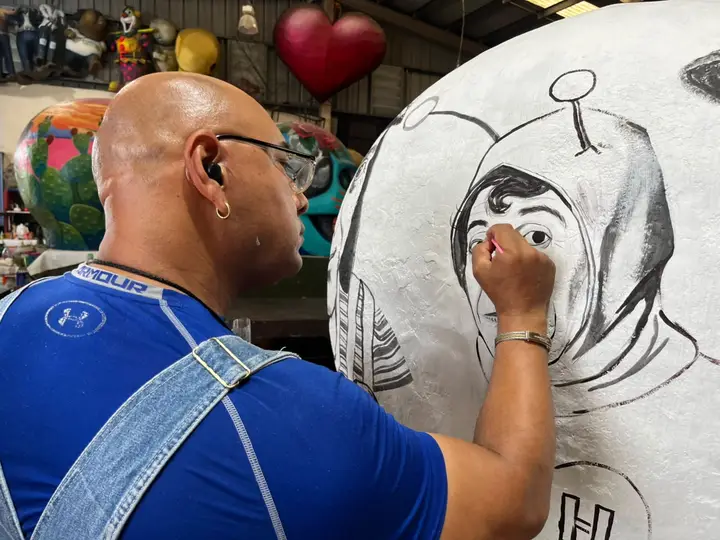 Trazo de un boceto sobre una calavera monumental.
