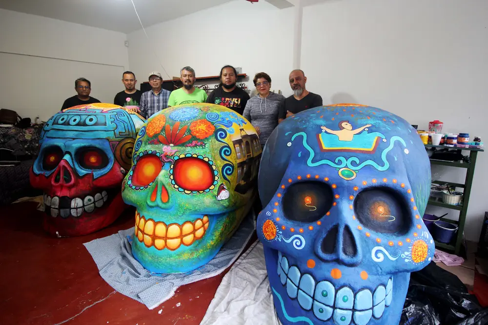 Integrantes del Jardín del Arte Orizaba posan con las calaveras terminadas.
