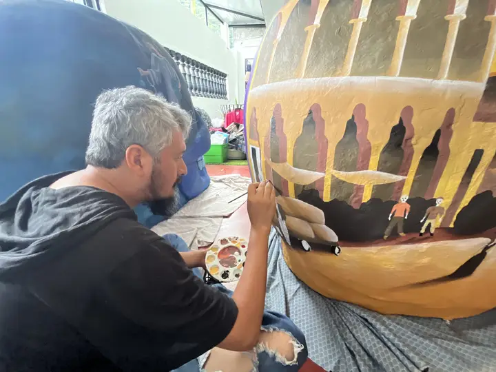 Intervención de una calavera con motivos barrocos en dorado y azul.