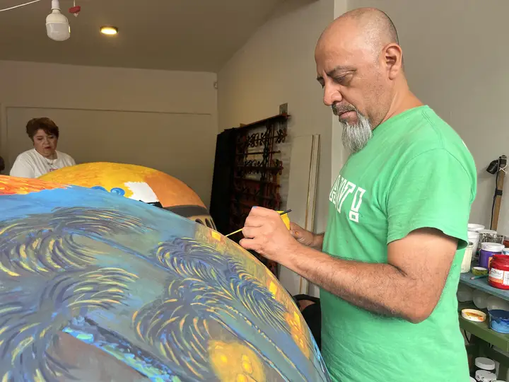 Trabajo de detalle sobre la superficie curva del cráneo.